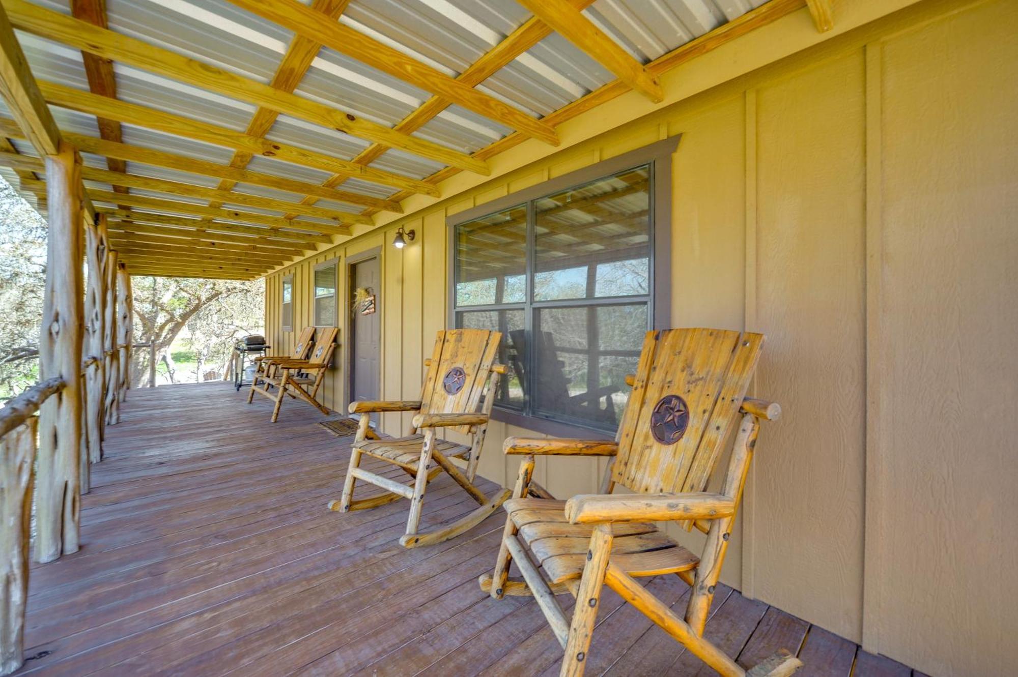 Rustic-Chic Country Cabin - 10 Mi To Main Street! Fredericksburg Ngoại thất bức ảnh