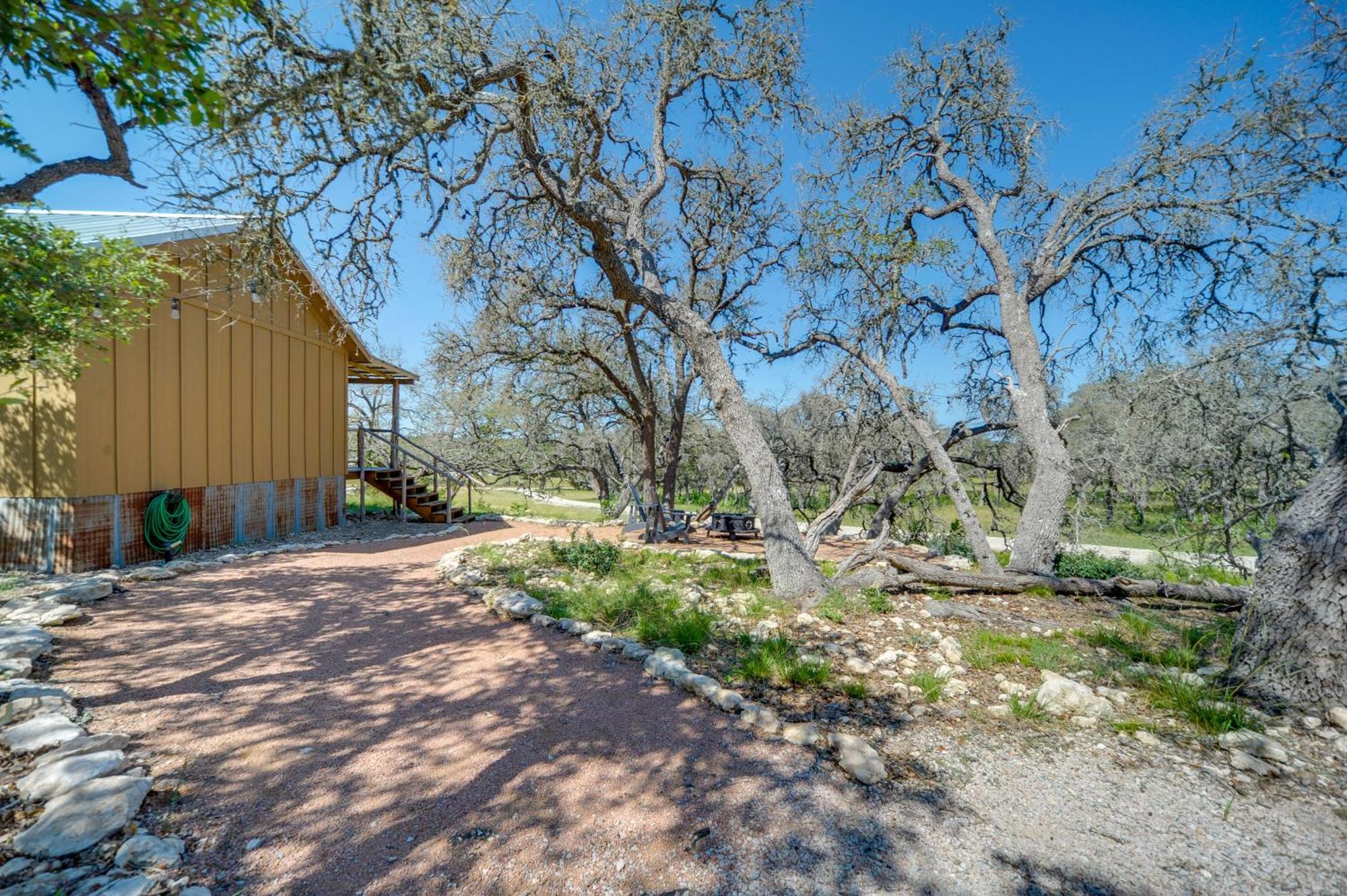 Rustic-Chic Country Cabin - 10 Mi To Main Street! Fredericksburg Ngoại thất bức ảnh
